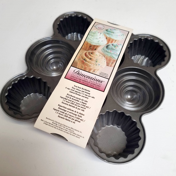 Wilton 8 cell 3D Cupcake Cake Pan - makes FOUR 3D Large Cupcakes!